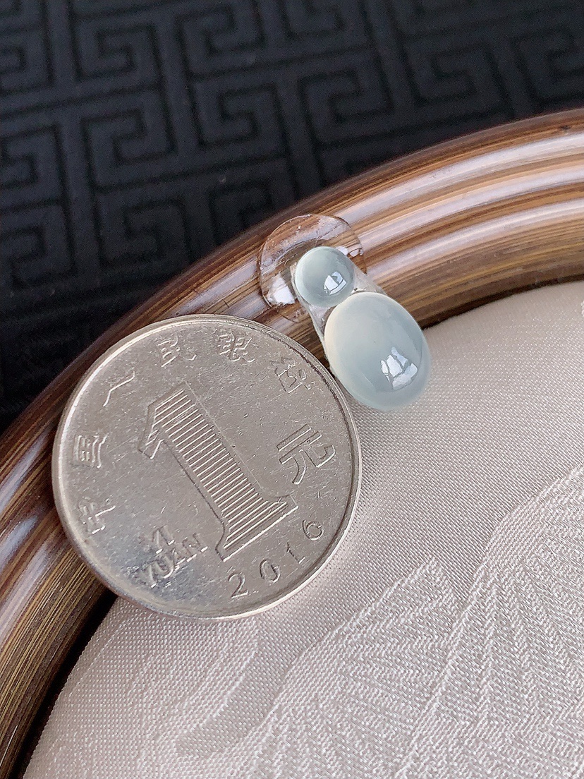 天然A货翡翠白冰白月光蛋面镶嵌件一对 
尺寸10-7.7-3.6/4.5-2.5mm 重量0.82g 0430