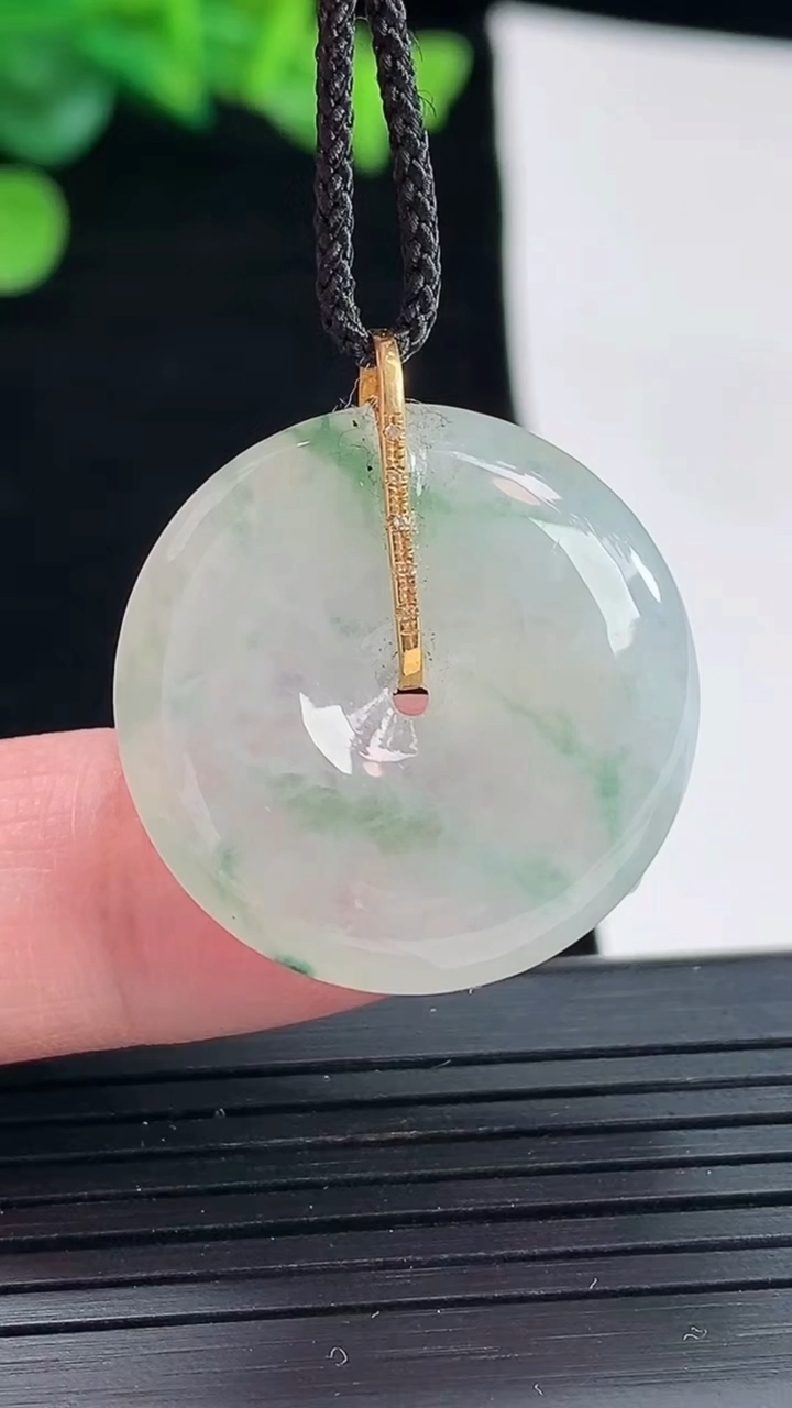 天然A货翡翠18k金飘花平安扣吊坠，尺寸25-5.8重量:7.75g
5月2日