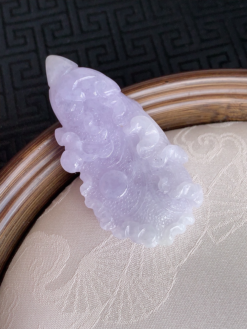 天然A货翡翠紫罗兰白菜吊坠  
尺寸55-26.5-10.7mm 重量27.50g 0430