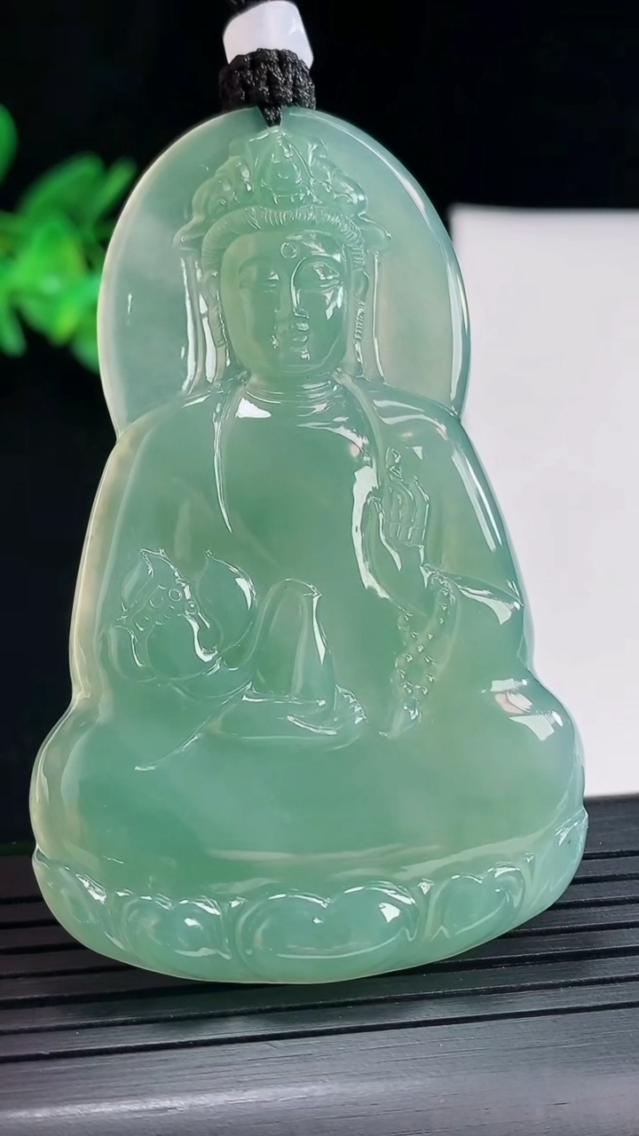 天然A货翡翠素衣观音吊坠，尺寸67-42-5.2重量:32.45g
5月2日