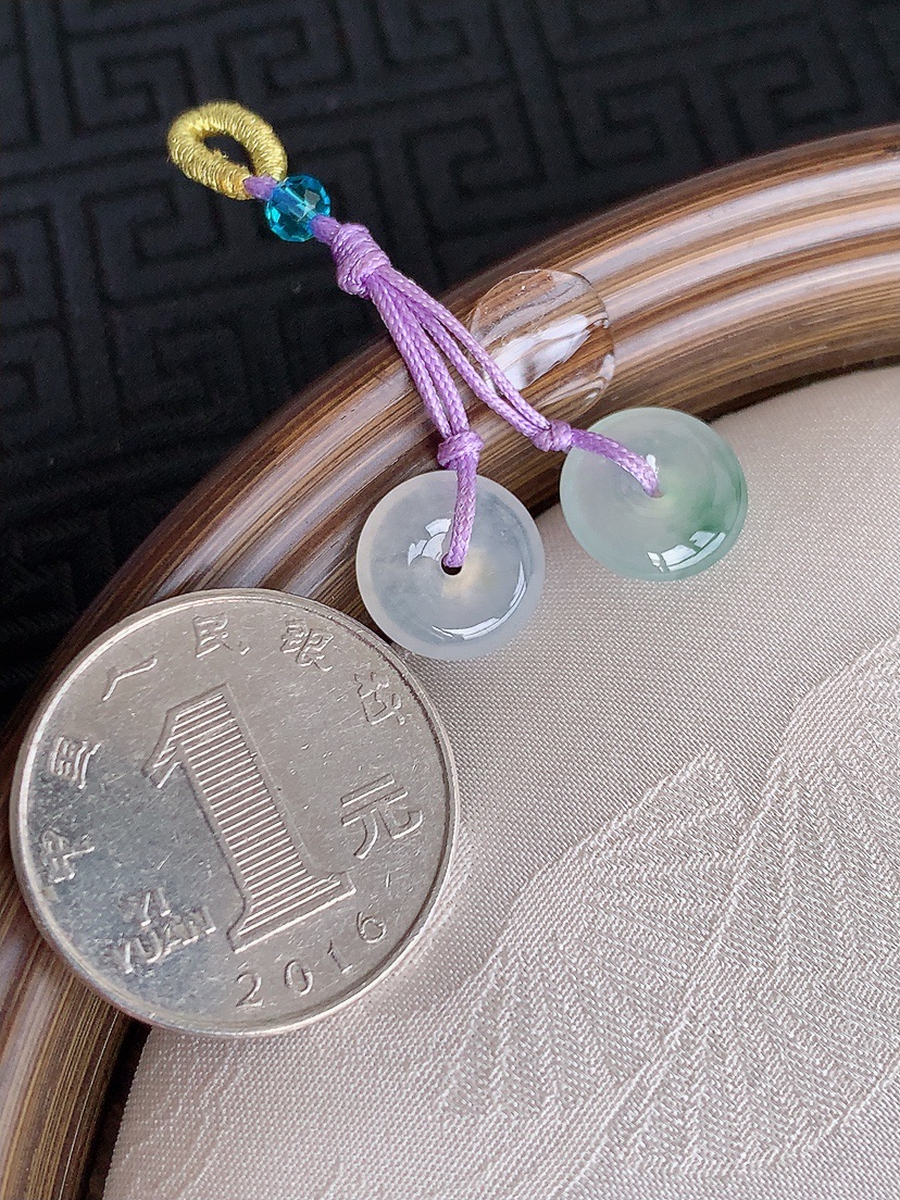 天然A货翡翠飘花平安扣吊坠一对 
尺寸11-3.2mm 重量2.00g 0430