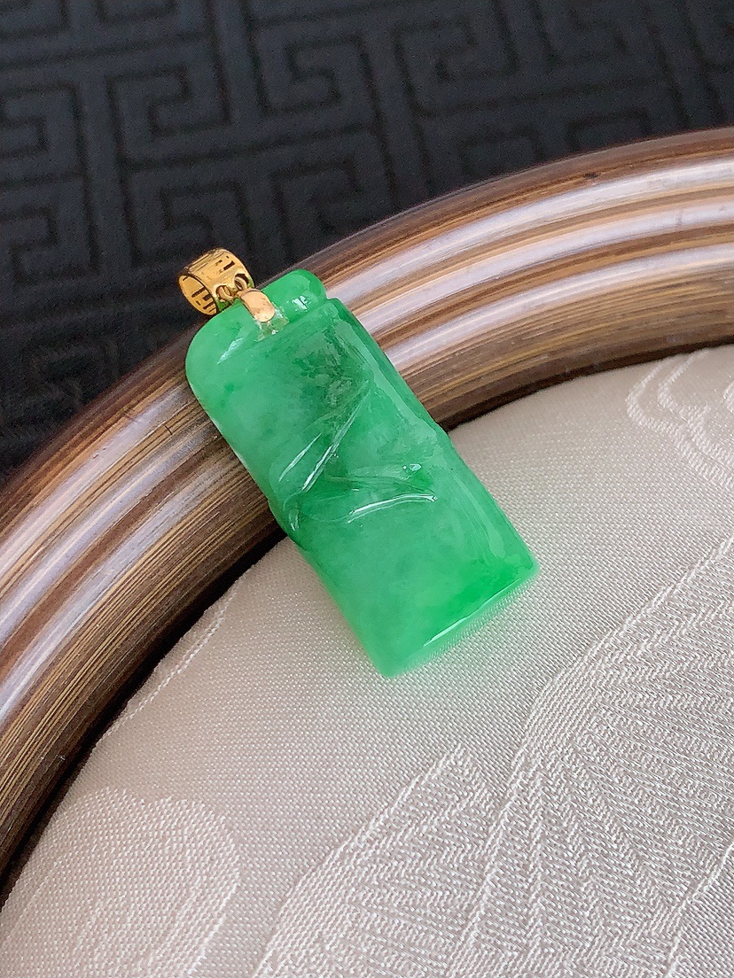 天然A货翡翠18K金扣头满绿竹节节节高升吊坠 
尺寸25-11.4-7mm 重量5.86g 0430