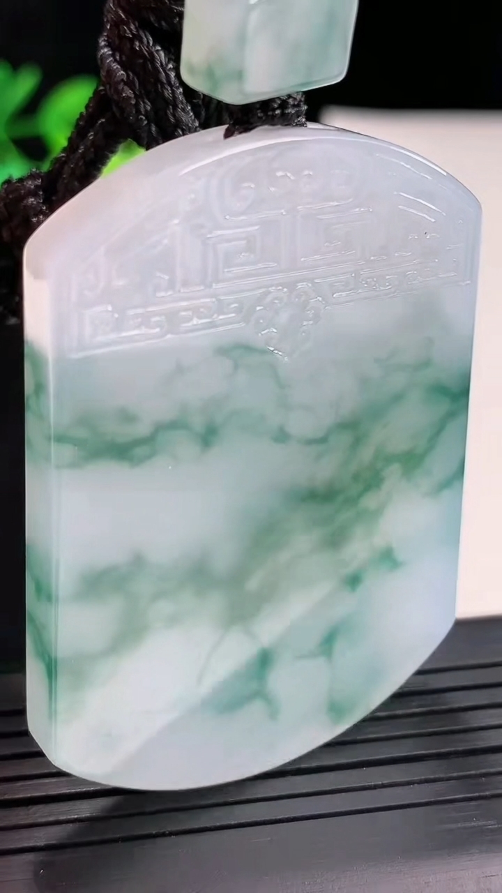 天然A货翡翠种飘花仿古无事牌吊坠，尺寸54.6-39.6-5.6重量:40.34g
5月2日