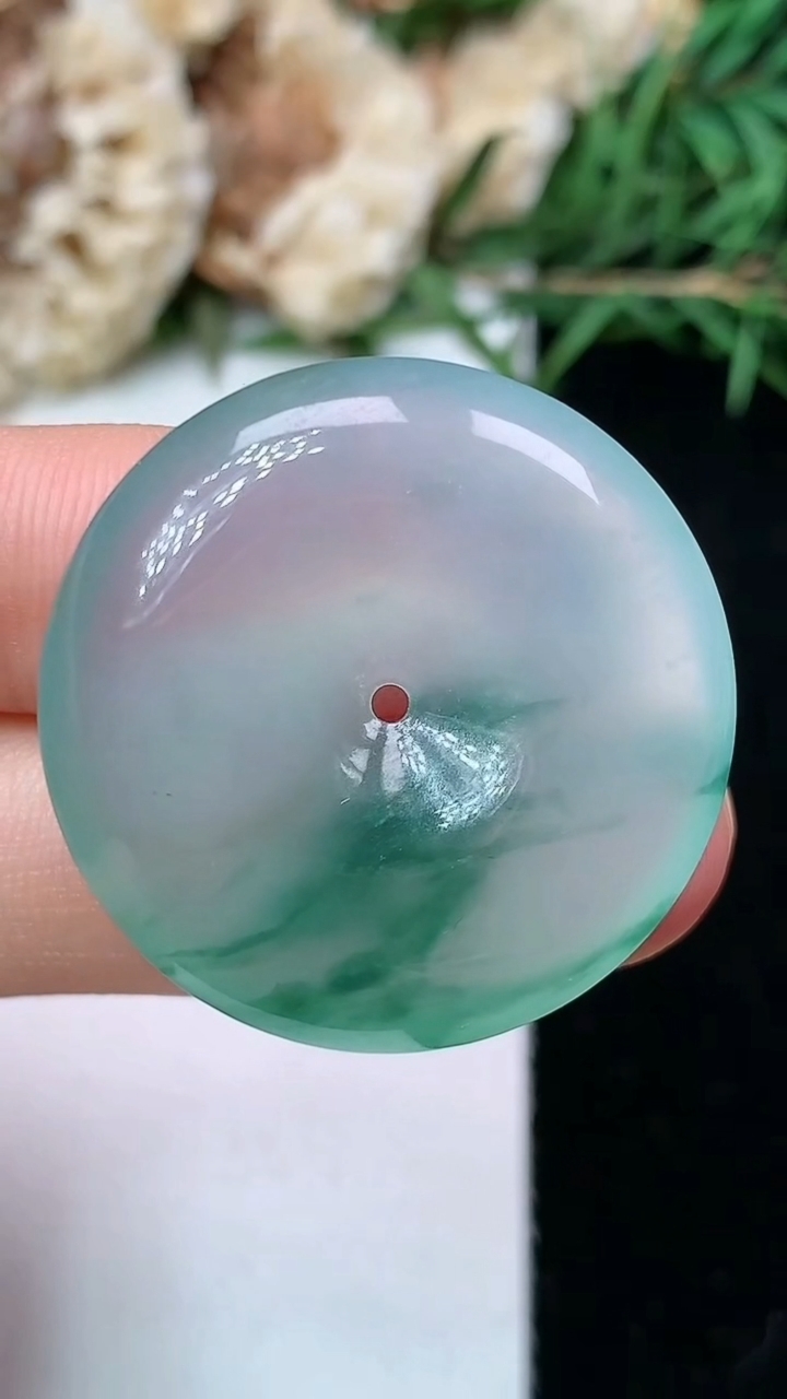 天然A货翡翠飘花平安扣吊坠，尺寸28.3-5.7，重量:9.26g
5月2日