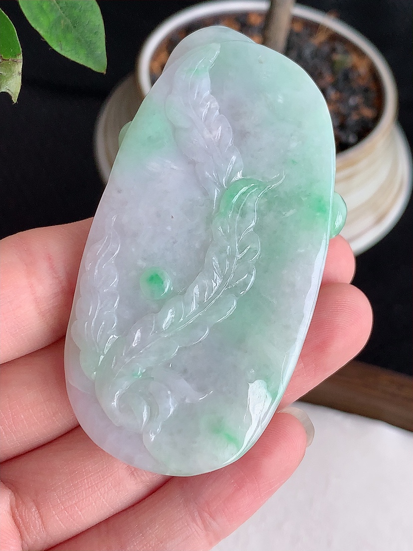 天然A货翡翠春带彩紫罗兰飘绿刘海戏蟾吊坠 
尺寸69.5-36.5-16.6mm 重量63.95g 0430