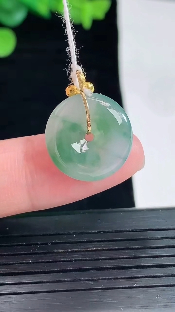 天然A货翡翠种飘花平安扣吊坠，尺寸16.5-4重量:2.37g
5月2日