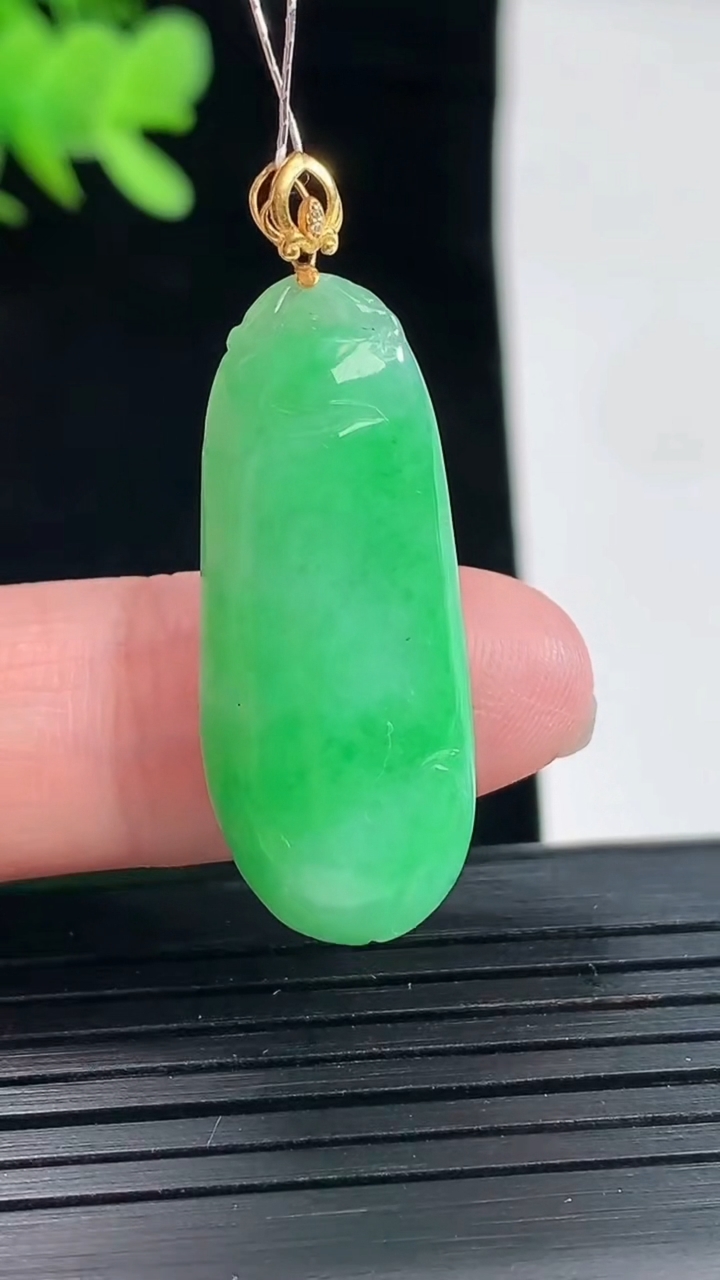 天然A货翡翠福瓜吊坠，尺寸31-13-5.6重量:4.84g
5月2日