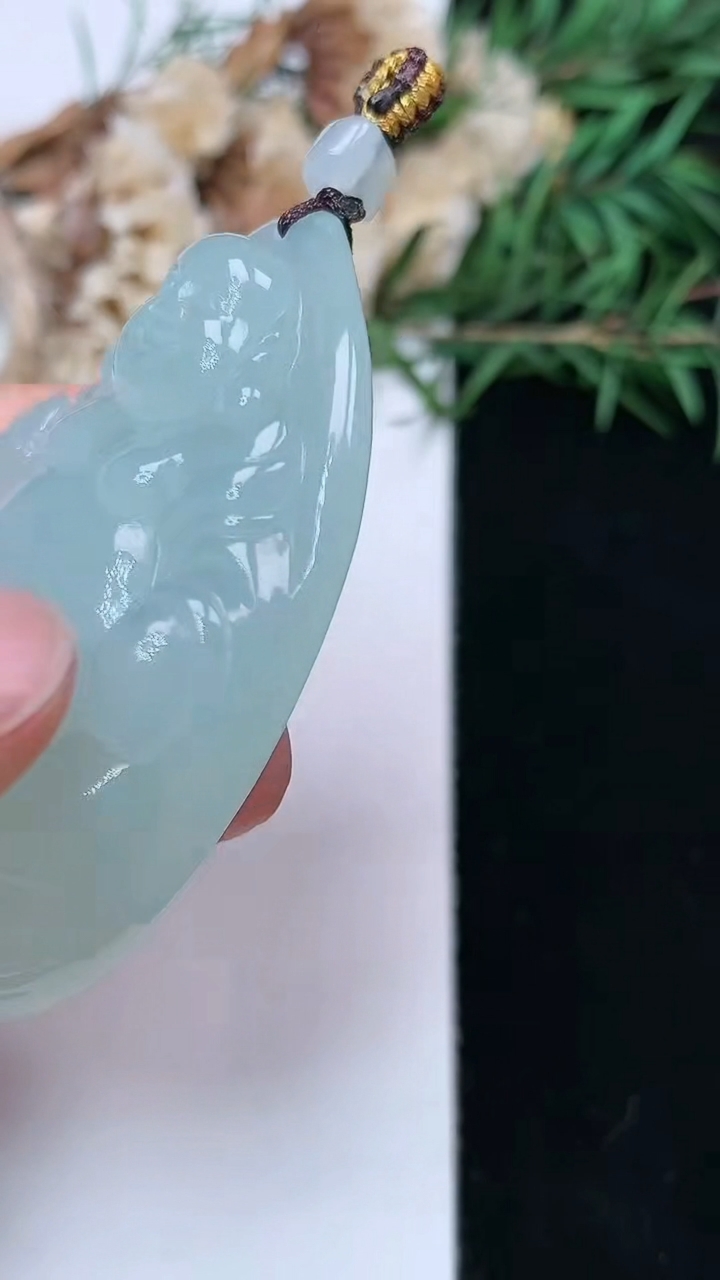 天然A货翡翠白冰逍遥佛吊坠，尺寸54-36-11.7，重量:39.00g
5月2日