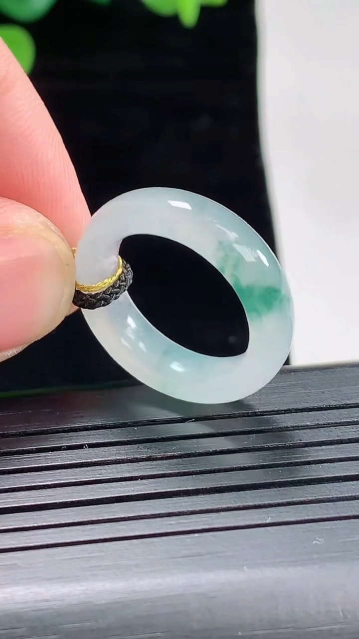 天然A货翡翠飘花玉指环 戒指，尺寸16.8-5.6-3.6重量:3.93g2026年5月2日
工厂直销收藏佳品,种好水足，色泽均匀，有种有色，上手高大气！