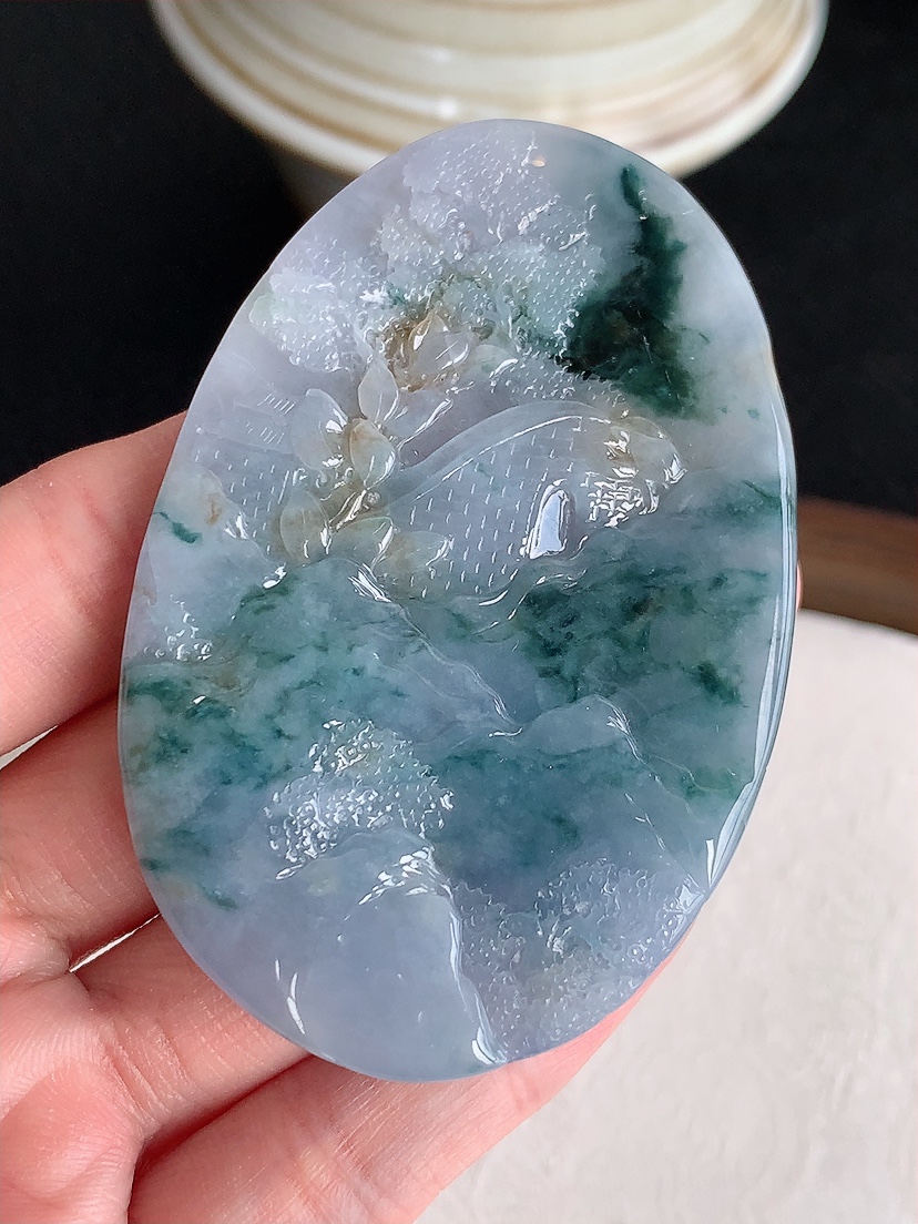 天然A货翡翠紫罗兰飘花意境山水牌吊坠  
尺寸70.7-47-8.2mm 重量60.86g 0430