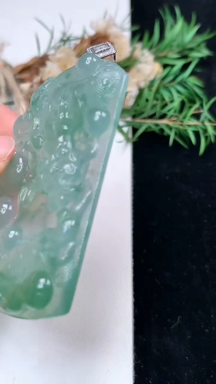 天然A货翡翠龙牌吊坠，尺寸63-40.6-6.2，重量:31.97g
5月2日