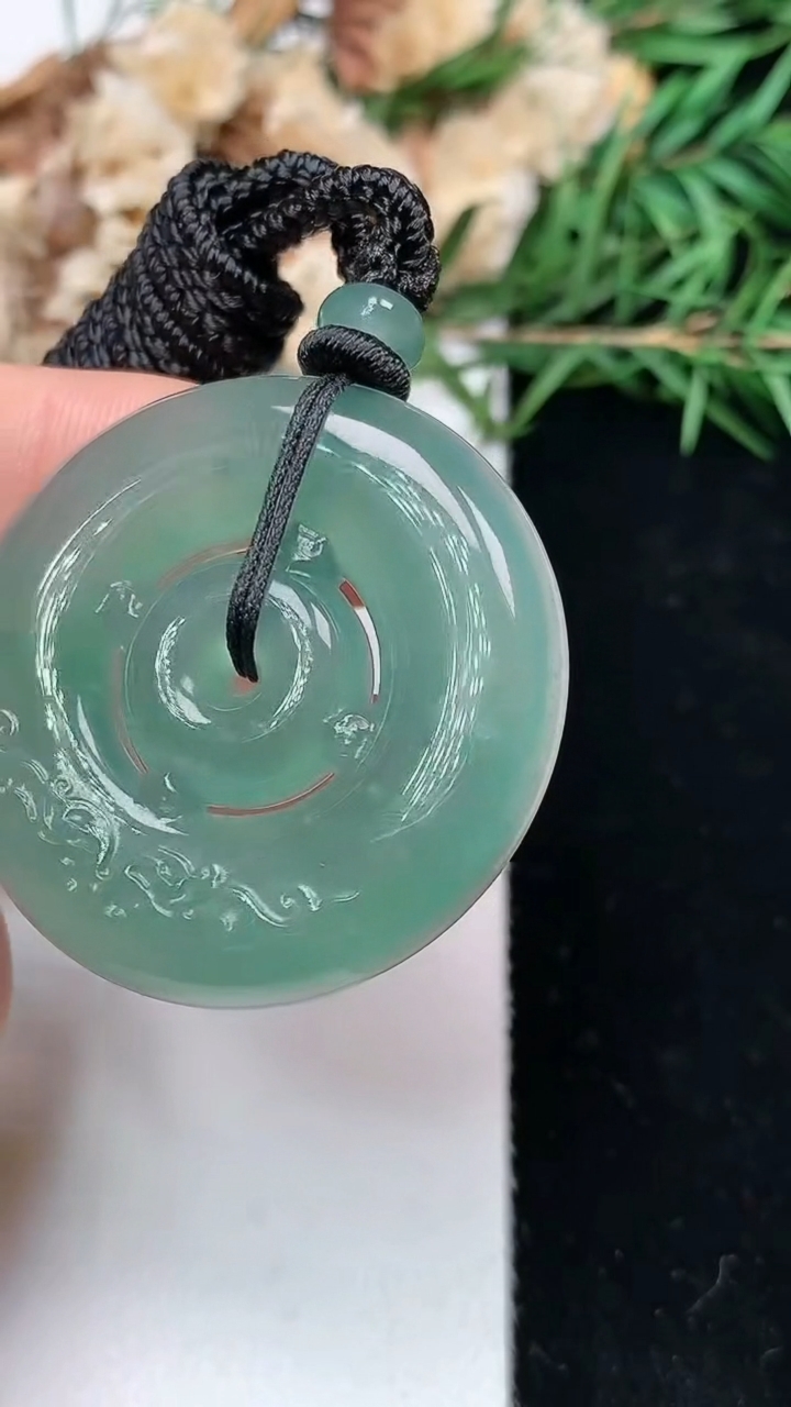 天然A货翡翠蓝水仿古平安扣吊坠，尺寸36.2-4.9，重量:15.86g
5月2日