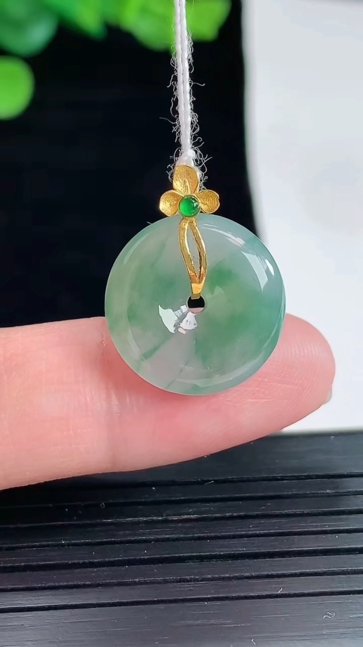 天然A货翡翠种飘花平安扣吊坠，尺寸16.5-4重量:2.37g
5月2日