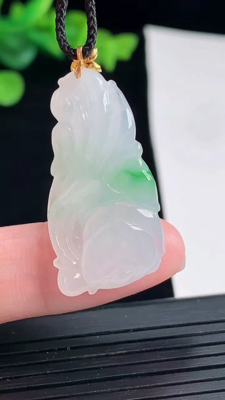 天然A货翡翠九尾狐吊坠，尺寸33-17-7重量:5.75g
5月2日