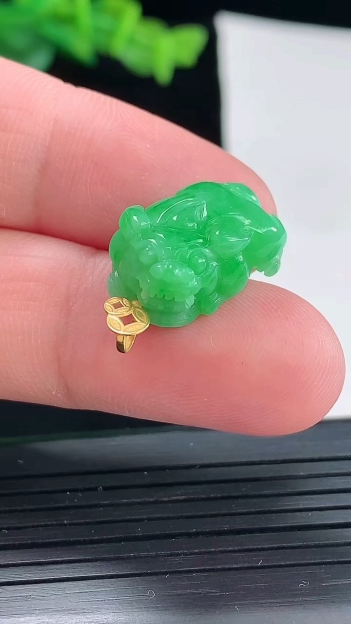 天然A货翡翠貔貅吊坠，尺寸17-12-7.6重量:3.32g
5月2日