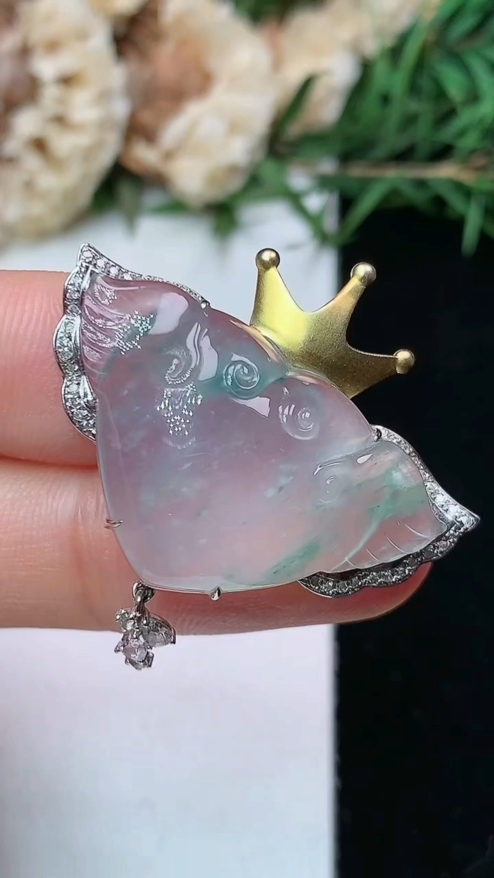 天然A货翡翠飘花如意头吊坠，尺寸17.5-28.8-8，重量:5.02g
5月2日