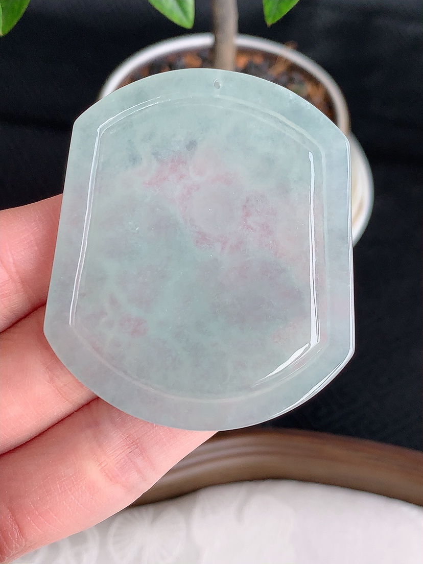 天然A货翡翠晴水生肖猪吊坠 
尺寸53.2-45-5mm 重量30.06g 0430