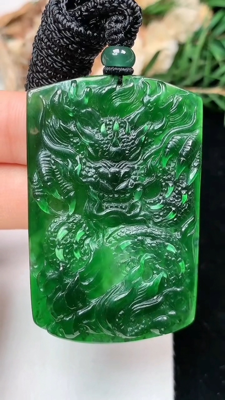 天然A货翡翠龙牌吊坠，尺寸46.3-30.5-5，重量:15.81g
5月2日