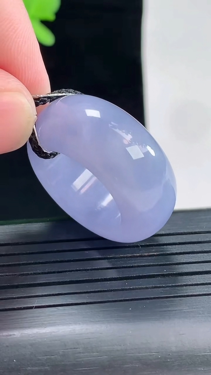 天然A货翡翠紫罗兰素面玉指环 扳指，尺寸17.6-11.6-5.8重量:14.00g
5月2日