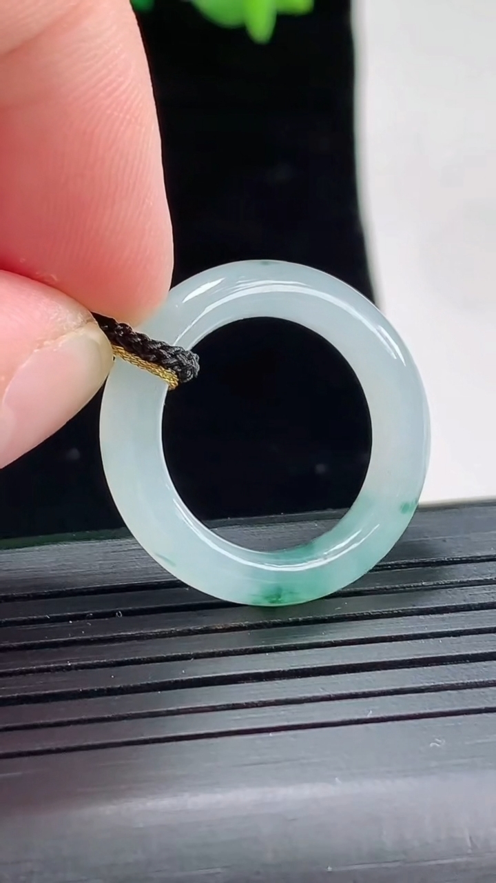 天然A货翡翠冰种飘花玉指环 戒指，尺寸17.2-5.5-3.8重量:4.25g2026年5月2日
工厂直销收藏佳品,种好水足，色泽均匀，有种有色，上手高大气！