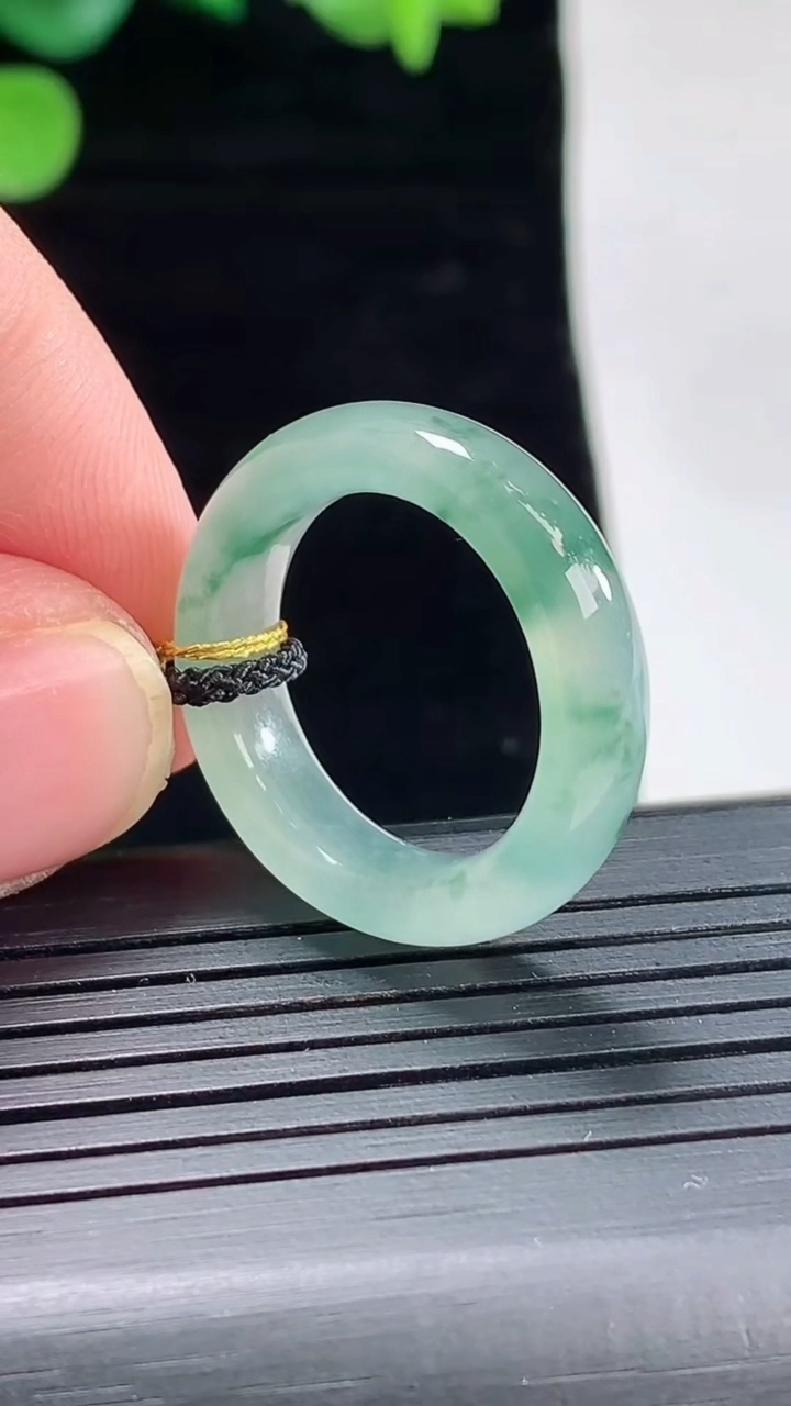 天然A货翡翠冰种飘花玉指环 戒指，尺寸17.3-5.5-4.2重量:4.25g2026年5月2日
工