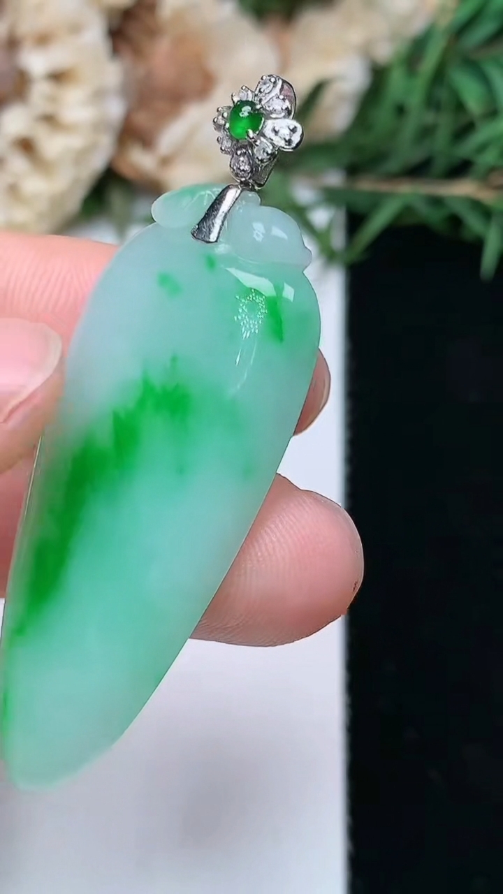 天然A货翡翠福瓜吊坠，尺寸41-18.2-5，重量:7.54g
5月2日