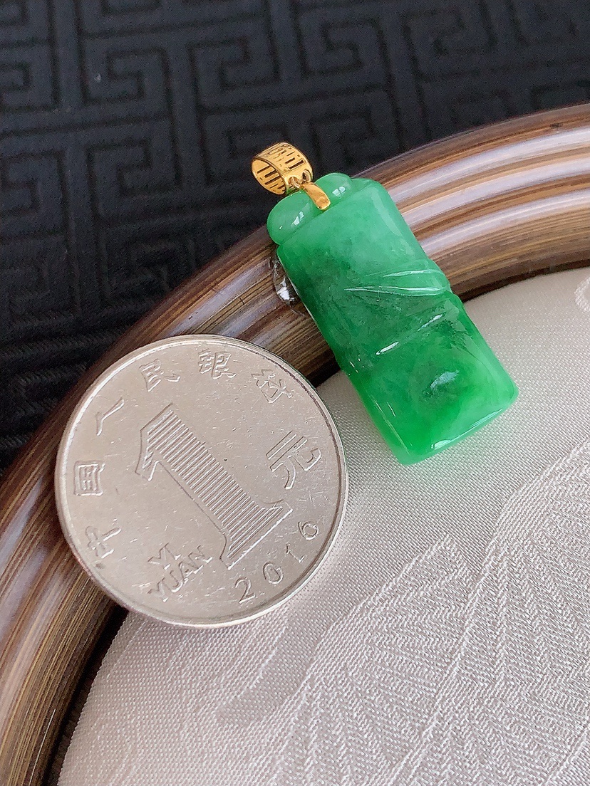 天然A货翡翠18K金扣头满绿竹节节节高升吊坠 
尺寸25-11.4-7mm 重量5.86g 0430