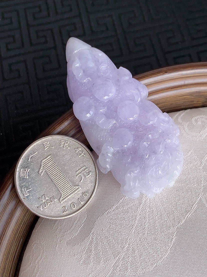 天然A货翡翠紫罗兰白菜吊坠  
尺寸55-26.5-10.7mm 重量27.50g 0430