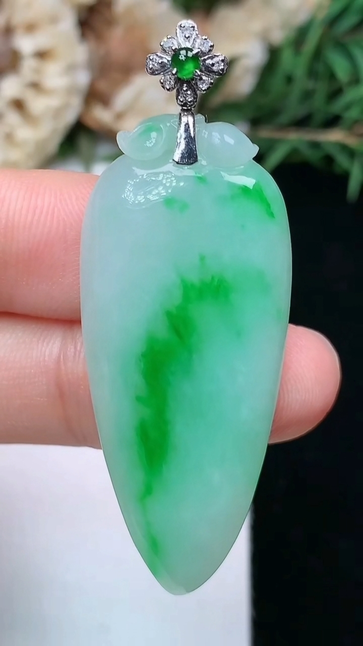 天然A货翡翠福瓜吊坠，尺寸41-18.2-5，重量:7.54g
5月2日