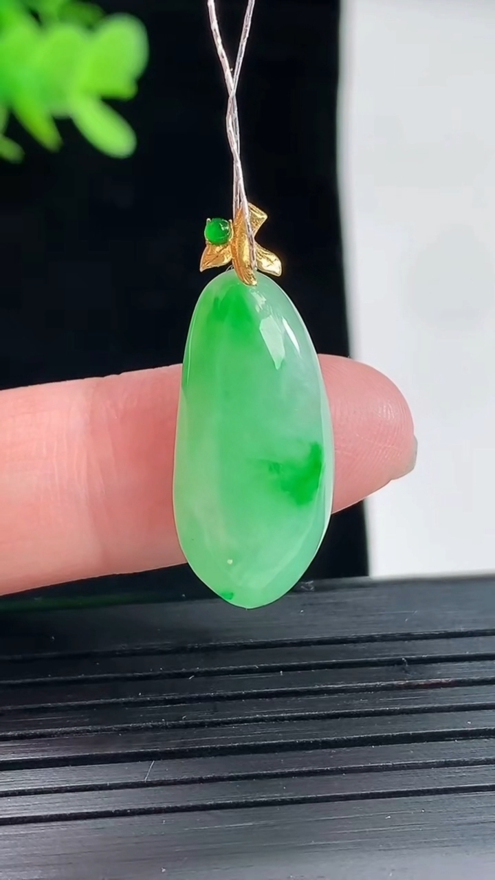 天然A货翡翠福瓜吊坠，尺寸22-11-5.6重量:3.32g
5月2日
