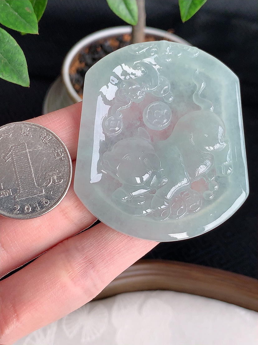 天然A货翡翠晴水生肖猪吊坠 
尺寸53.2-45-5mm 重量30.06g 0430