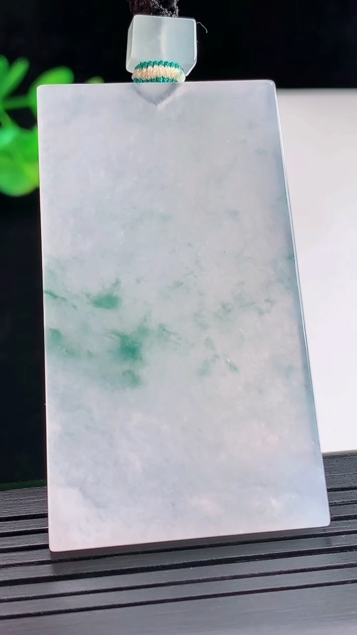 天然A货翡翠种飘花无事牌吊坠，尺寸57.5-34.5-4.6重量:35.51g
5月2日