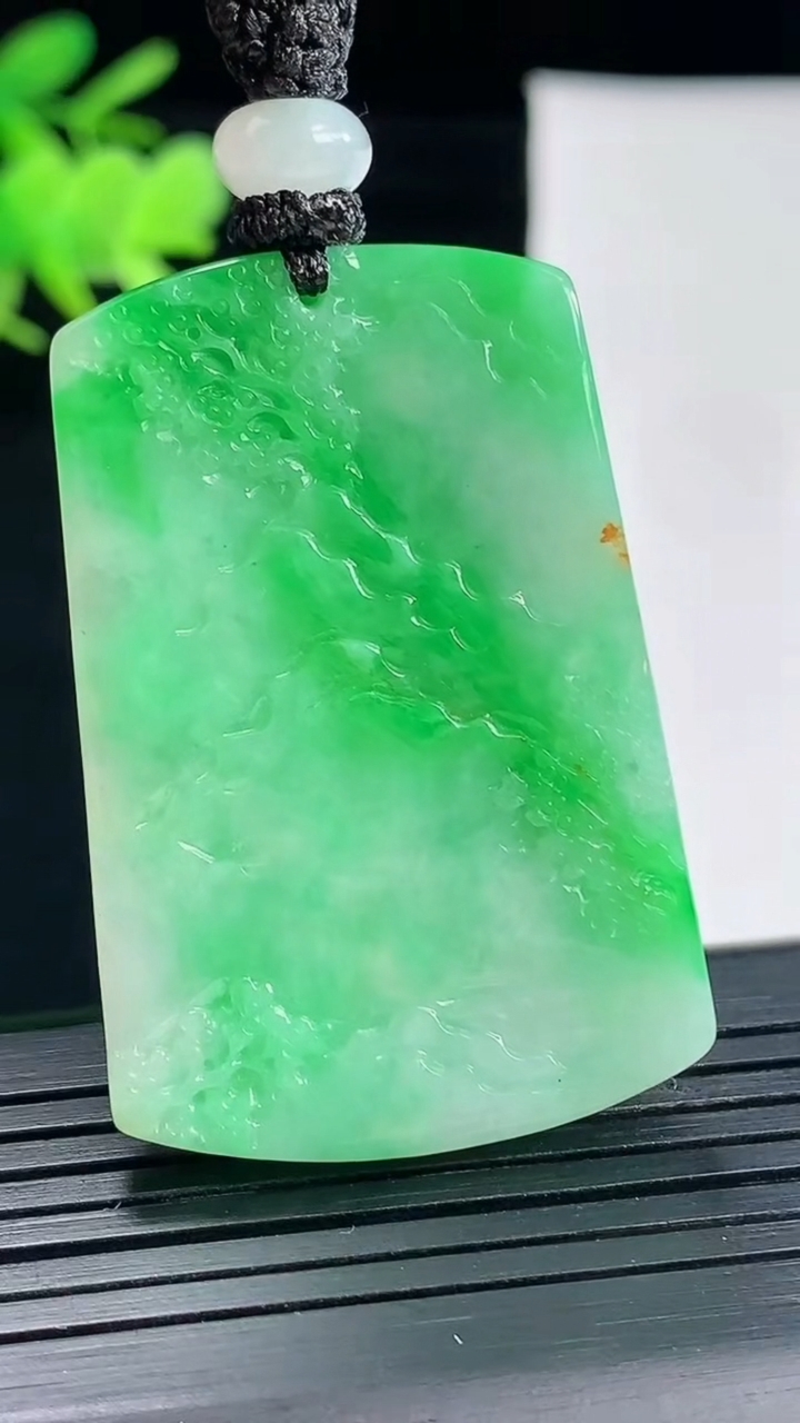 天然A货翡翠山水牌吊坠，尺寸43.5-30-6.2重量:24.49g
5月2日