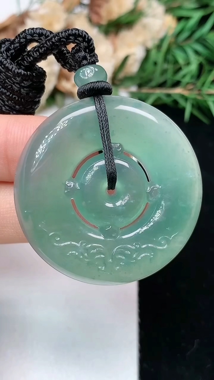 天然A货翡翠蓝水仿古平安扣吊坠，尺寸36.2-4.9，重量:15.86g
5月2日