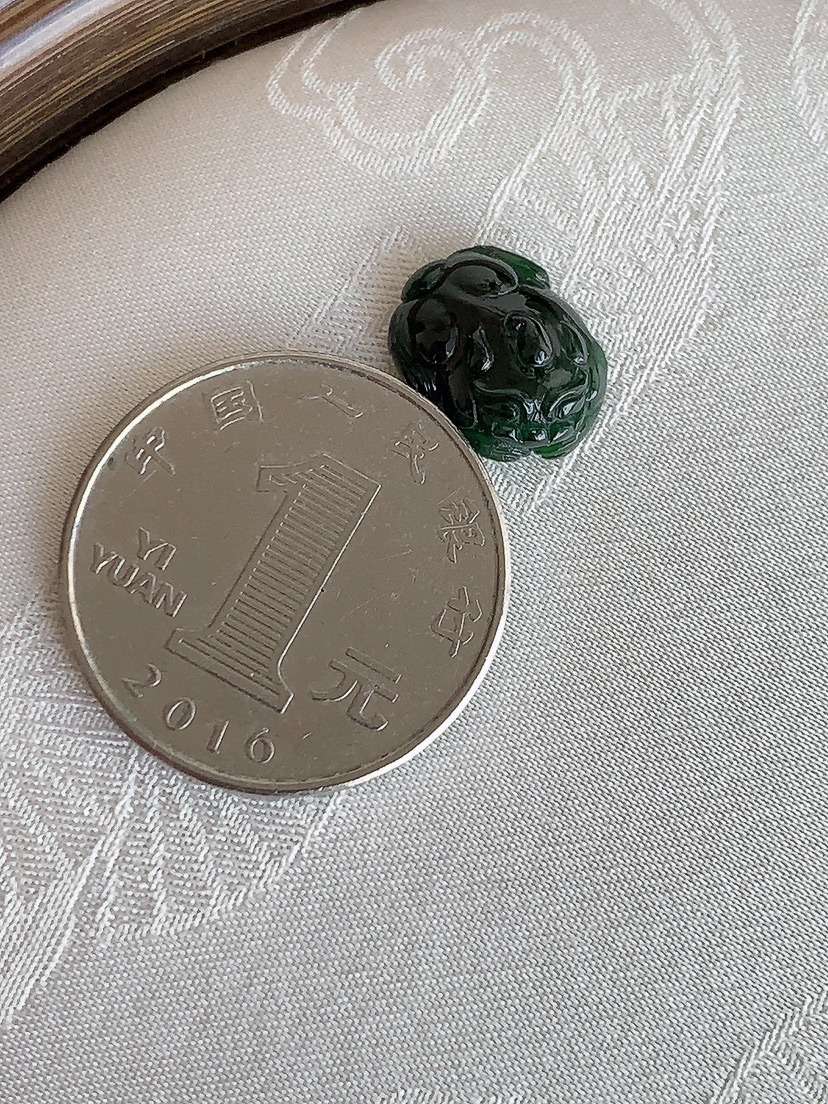 天然A货翡翠墨翠招财貔貅镶嵌件 打灯全透 
尺寸13-9.8-4.7mm 重量1.30g 0430