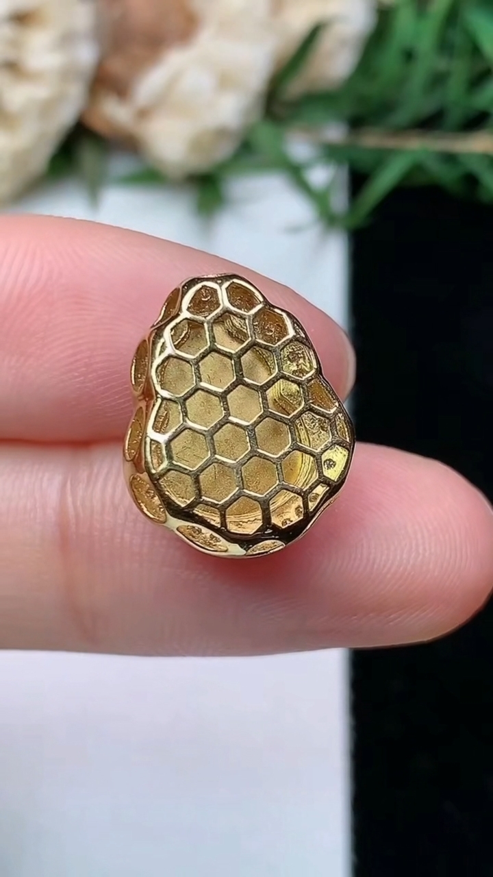 天然A货翡翠紫罗兰 飘花葫芦吊坠，尺寸15.5-12.6-9，裸石11.8-8.9
5月2日