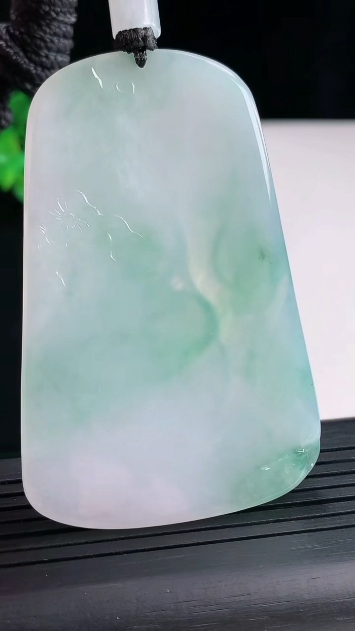 天然A货翡翠虚空藏菩萨吊坠，尺寸65.5-43-5重量:39.44g
5月2日