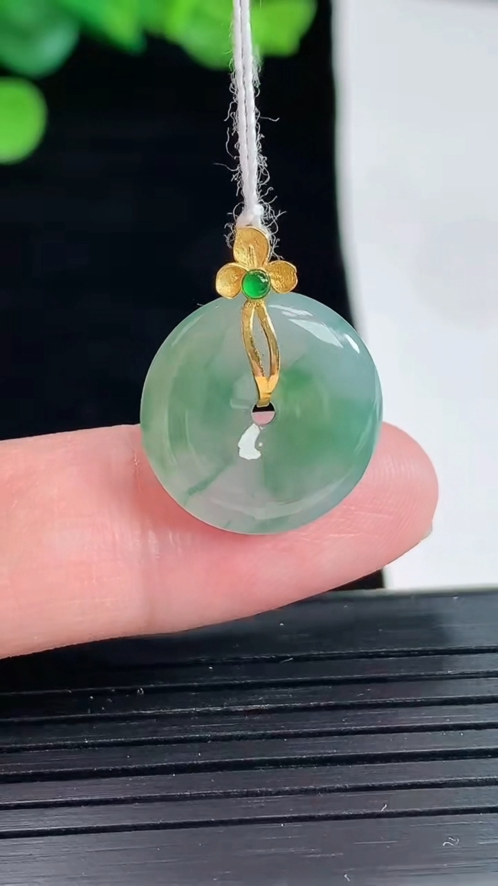 天然A货翡翠种飘花平安扣吊坠，尺寸16.5-4重量:2.37g
5月2日