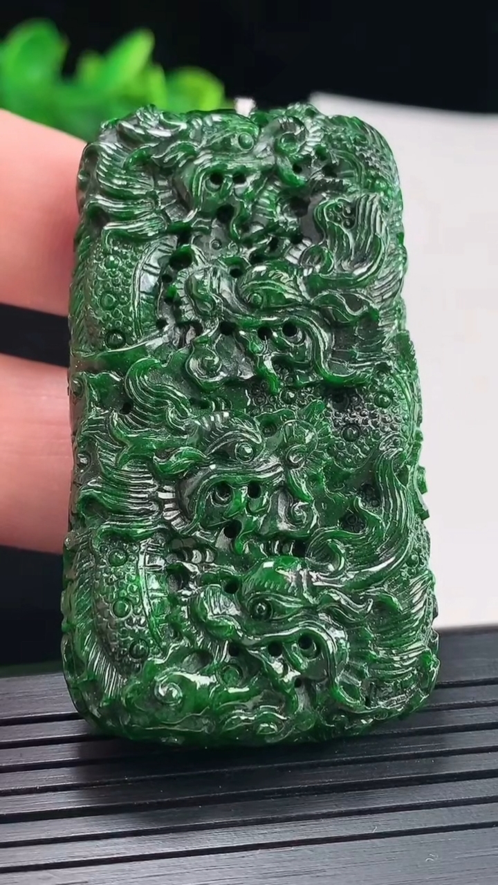 天然A货翡翠九龙至尊吊坠，尺寸59-33-12.5重量:56.35g
5月2日