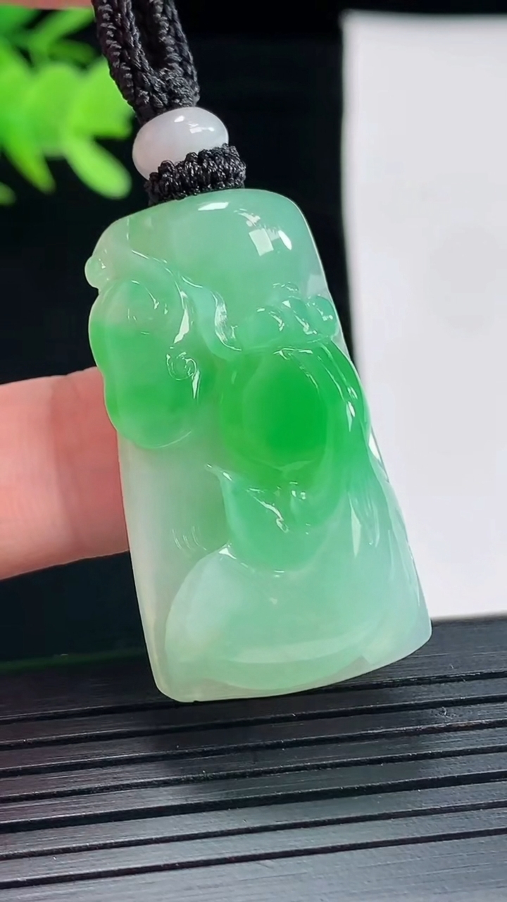 天然A货翡翠年年有余吊坠，尺寸38-21-10重量:18.35g
5月2日
