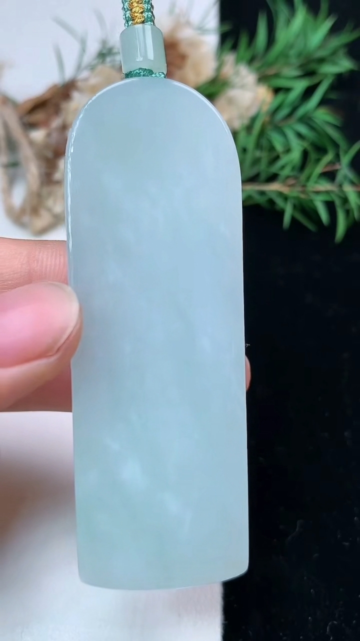天然A货翡翠白冰观音菩萨吊坠，尺寸67.6-24-11，重量:45.21g
5月2日