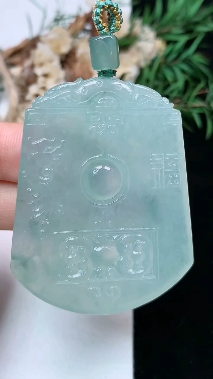 天然A货翡翠飘花仿古无事牌吊坠，尺寸49.9-39.4-5.9，重量:30.62g
5月2日
