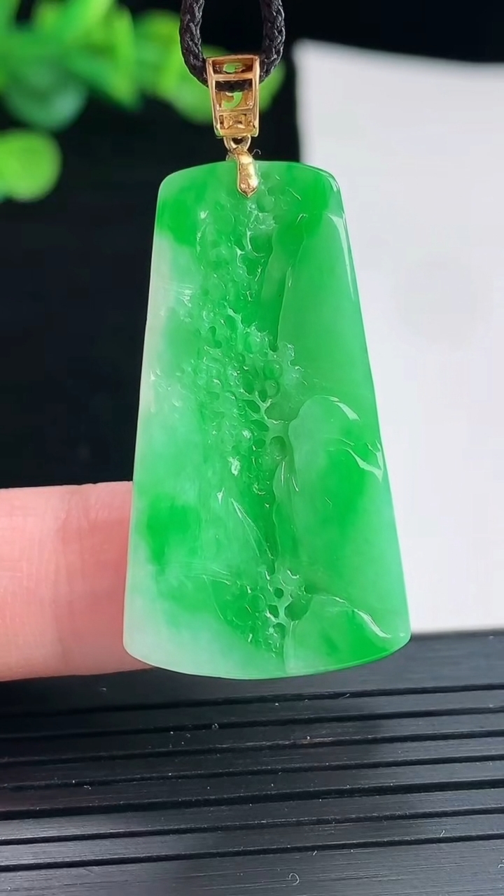 天然A货翡翠山水牌吊坠，尺寸39-21-4重量:6.49g
5月2日