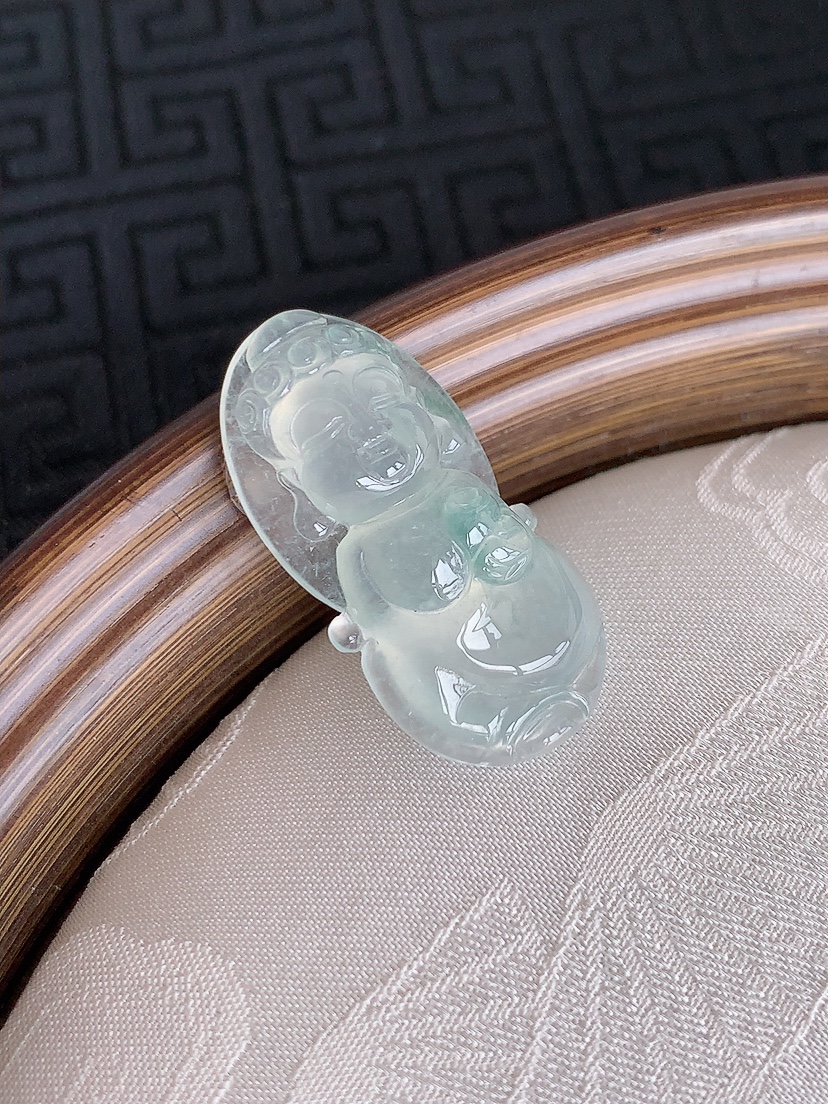天然A货翡翠飘花宝宝佛镶嵌件 
尺寸28.8-13.8-6.3mm 重量4.66g 0430