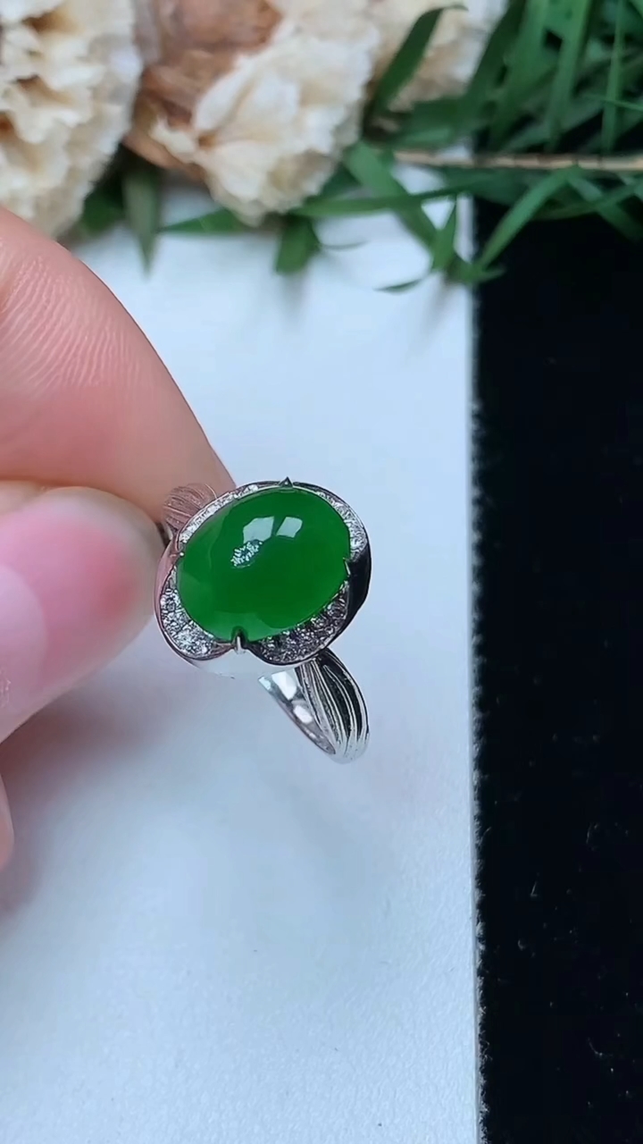 天然A货翡翠蛋面戒指，尺寸17-9.6-7.4，重量:2.35g2026年5月2日
工厂直销收藏佳品,种好水足，色泽均匀，有种有色，上手高大气！