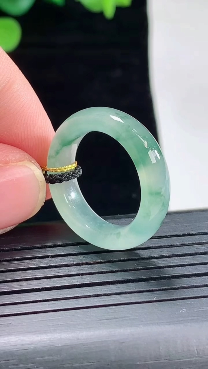天然A货翡翠冰种飘花玉指环 戒指，尺寸17.3-5.5-4.2重量:4.25g2026年5月2日
工
