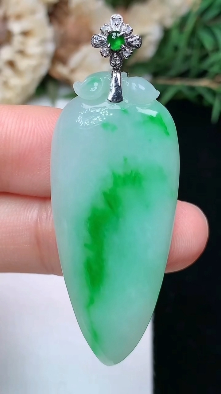 天然A货翡翠福瓜吊坠，尺寸41-18.2-5，重量:7.54g
5月2日