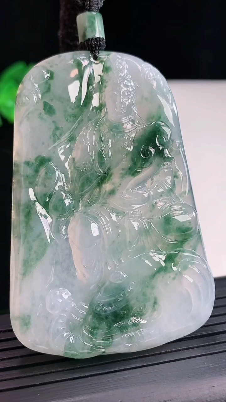 天然A货翡翠种飘花普贤菩萨吊坠，尺寸66.6-45.6-5.2重量:44.31g
5月2日