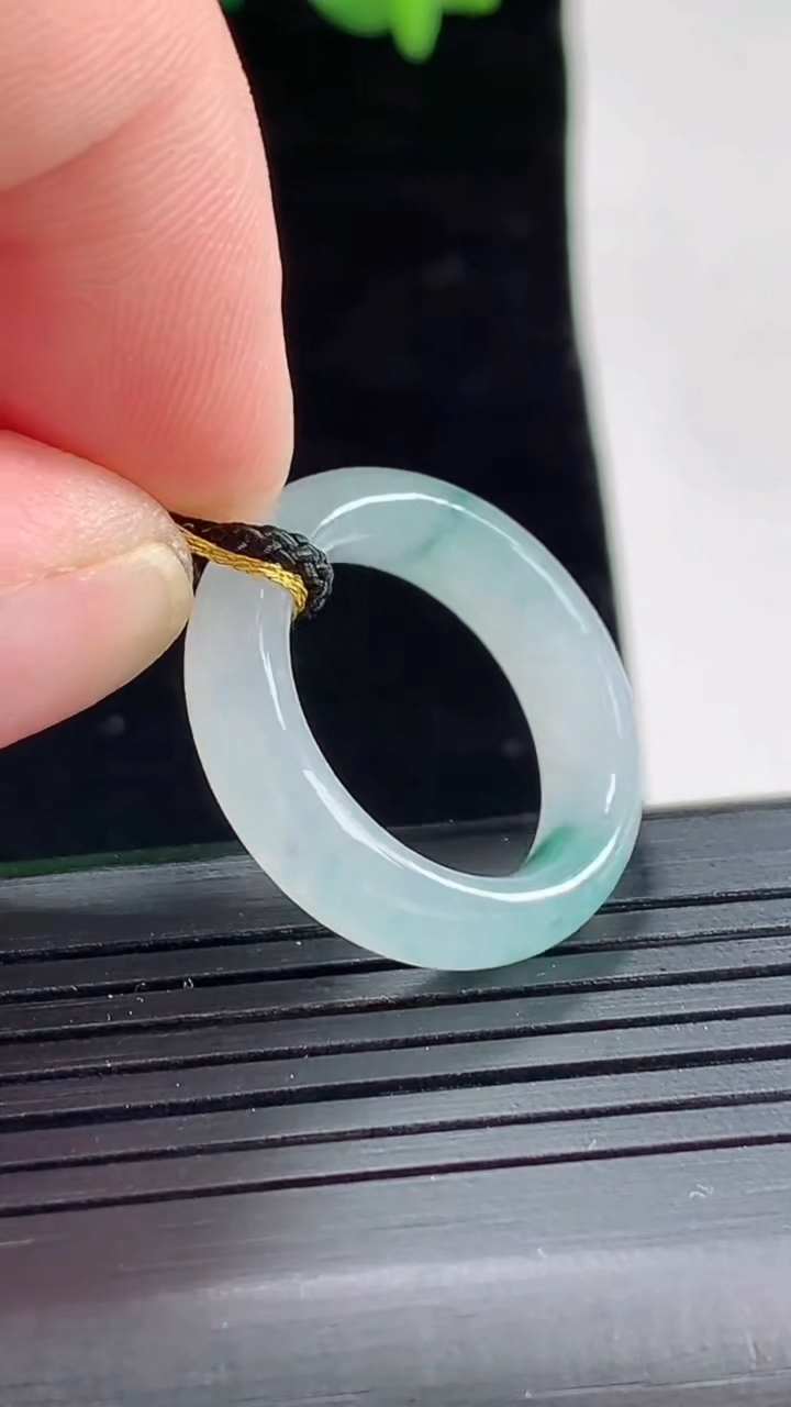 天然A货翡翠飘花玉指环 戒指，尺寸16.8-5.6-3.6重量:3.93g2026年5月2日
工厂直销收藏佳品,种好水足，色泽均匀，有种有色，上手高大气！