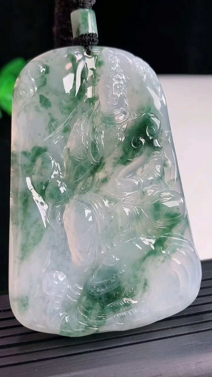 天然A货翡翠种飘花普贤菩萨吊坠，尺寸66.6-45.6-5.2重量:44.31g
5月2日